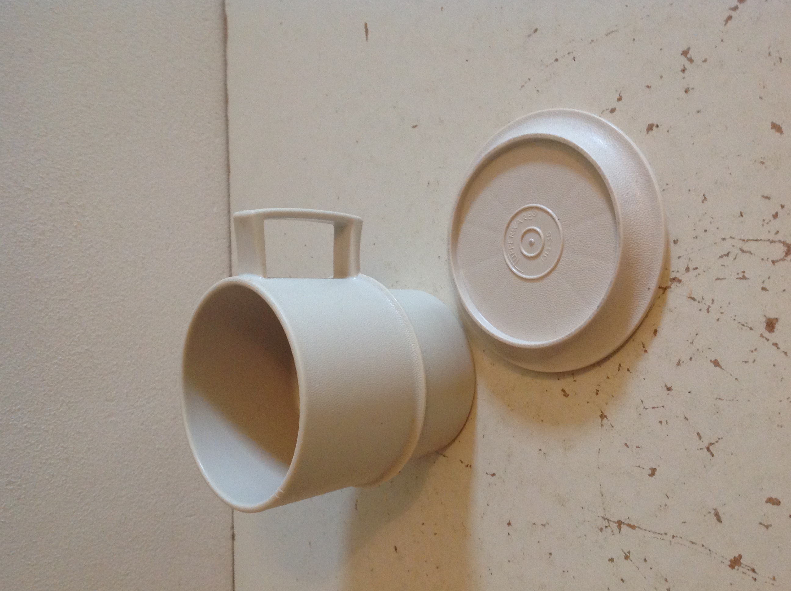 Kop en schotel/deksel. Wit. Tupperware.