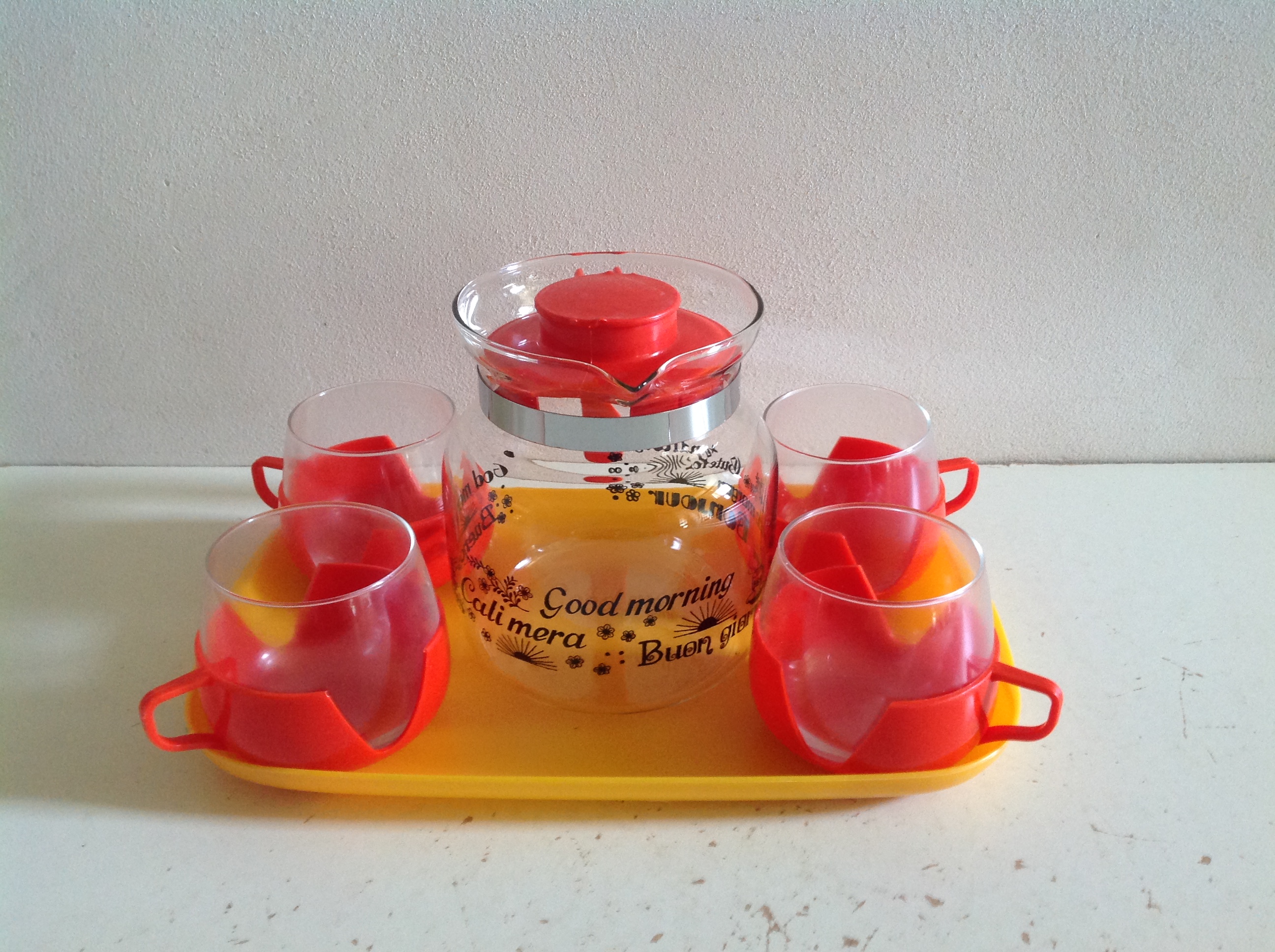 Set theeglazen, theepot en dienblad.