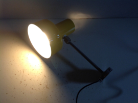 Wandspot. Okergeel.