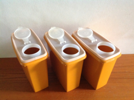 Tupperware voorraadbus.