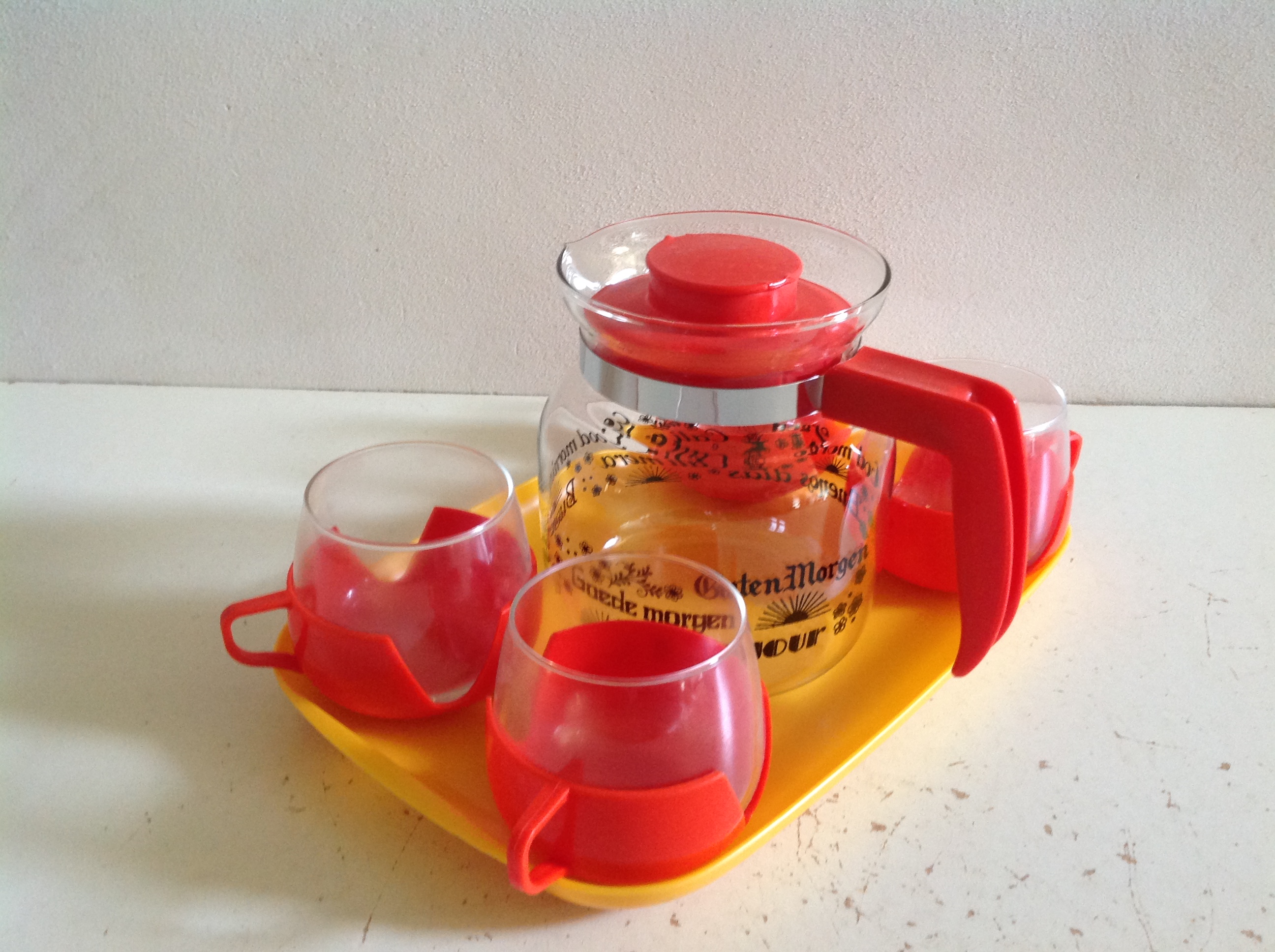 Set theeglazen, theepot en dienblad.