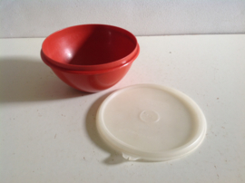 Bakje met deksel. Tupperware.
