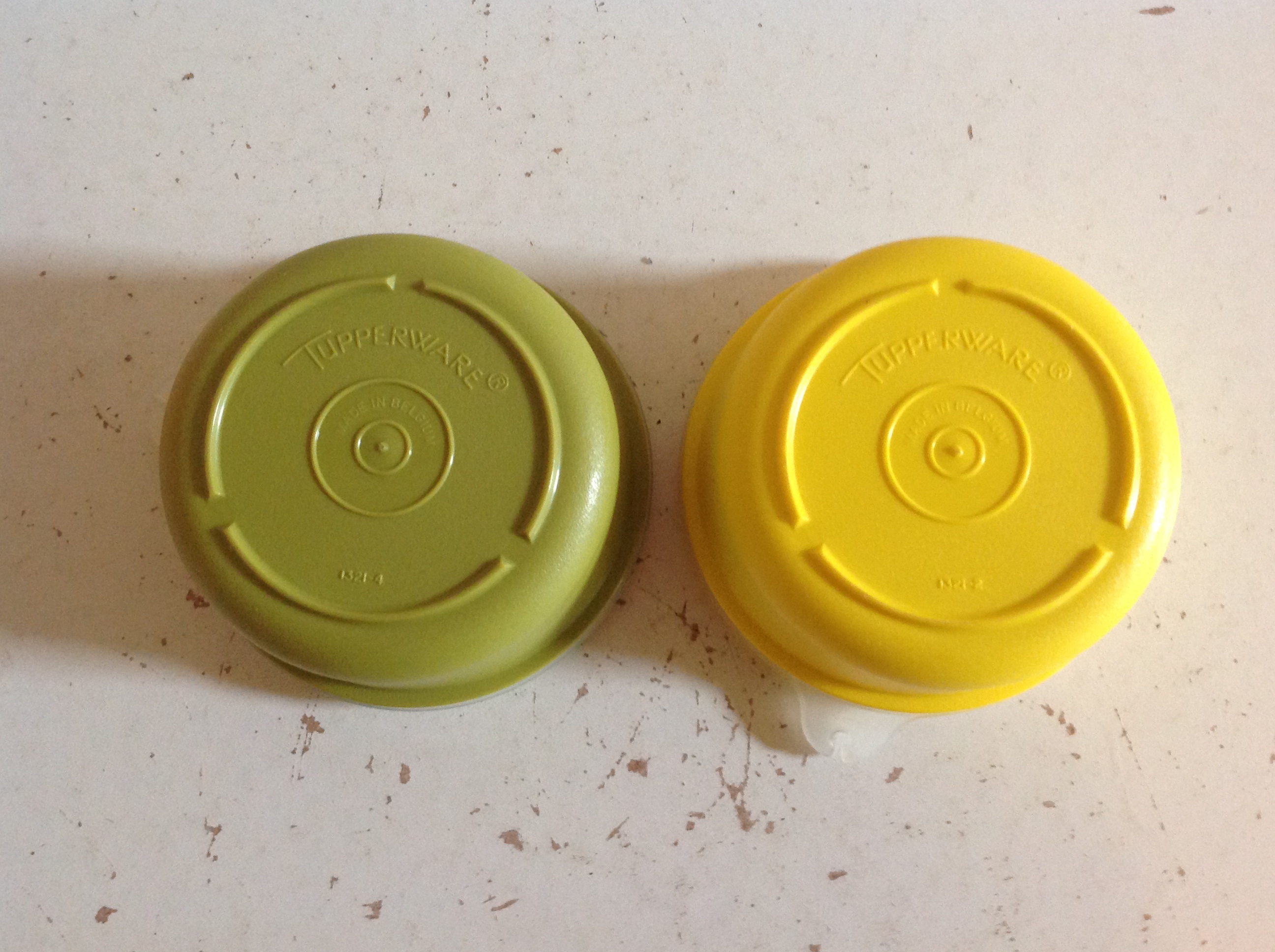 Tupperware bakje. Citroengeel.
