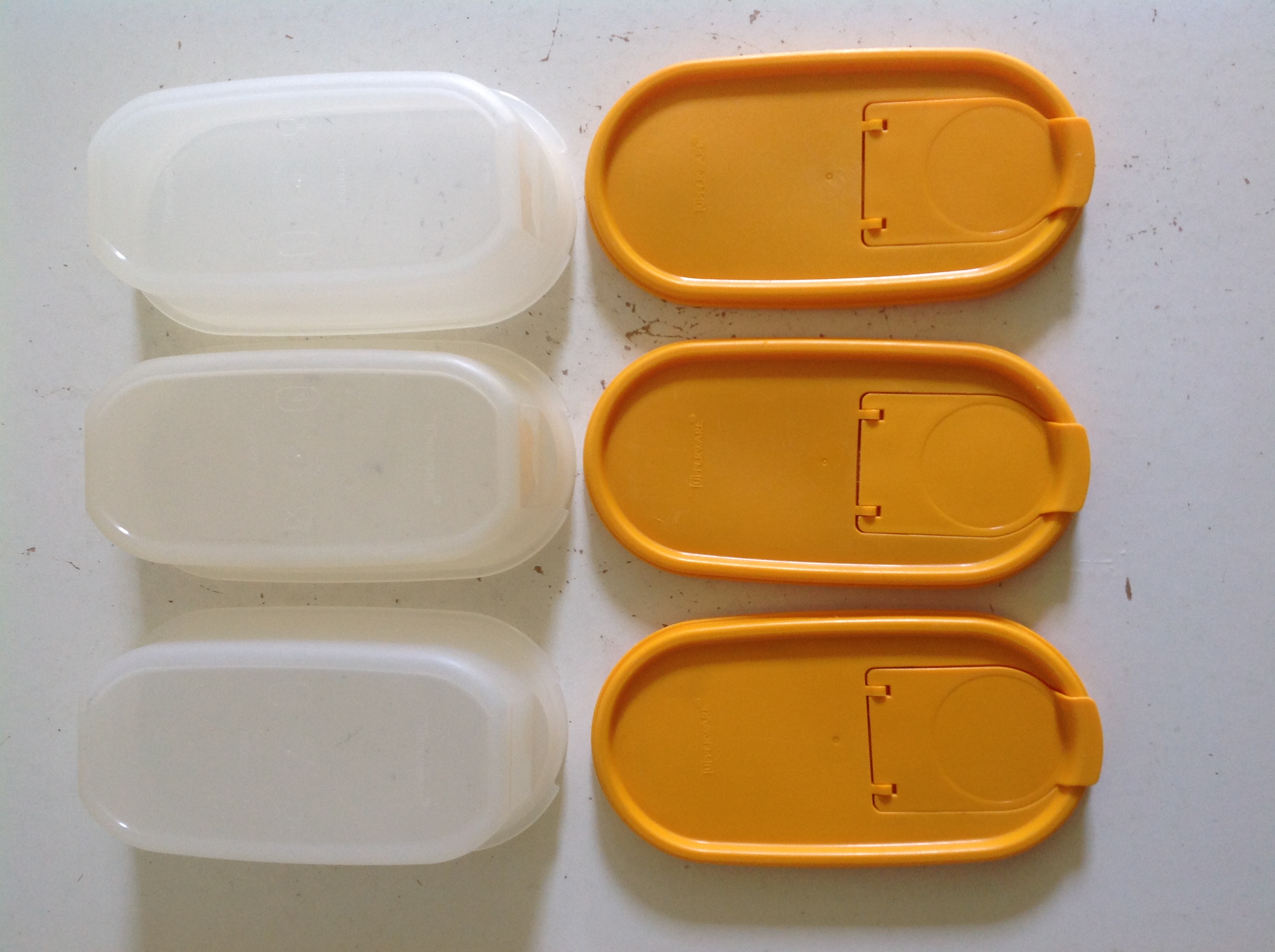 Bakje. Oranje. Tupperware.