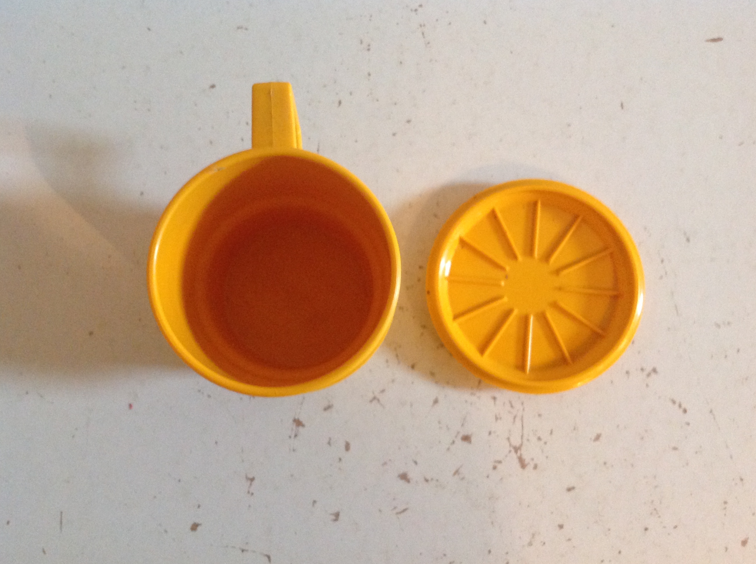 Kop en schotel/deksel. Okergeel. Tupperware.