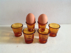 Eierdopjes. Rookglas.