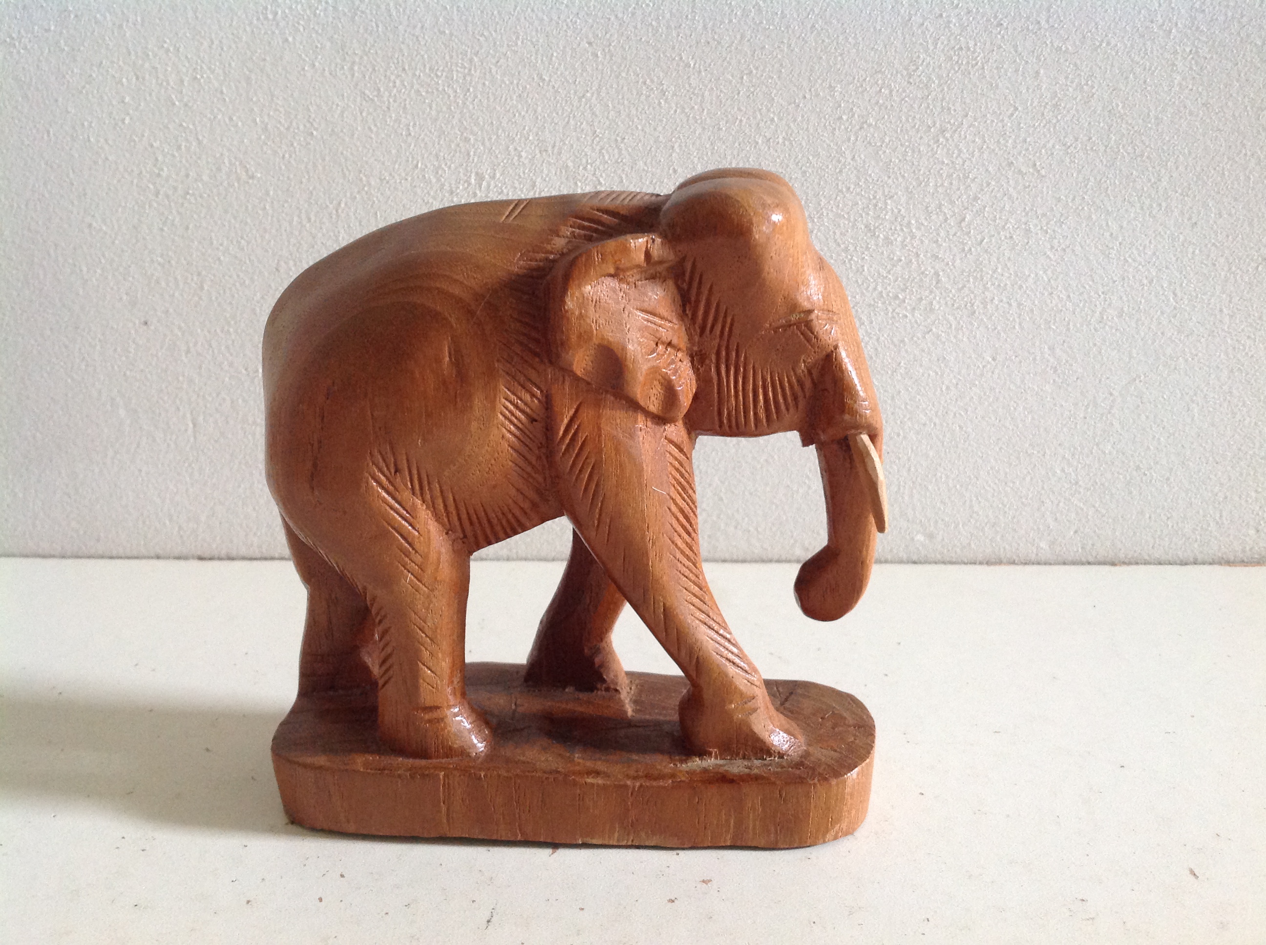 Olifant. Hout.