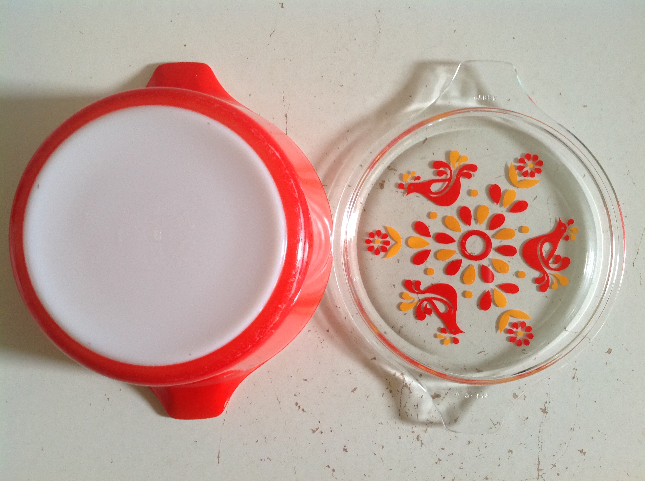Schaal. Merk: Pyrex.
