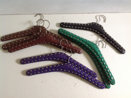 Kledinghangers. Studs. Groen.