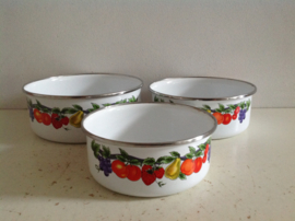 Set emaille schaaltjes.