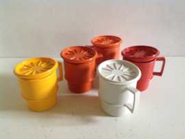 Kop en schotel/deksel. Roodbruin. Tupperware.