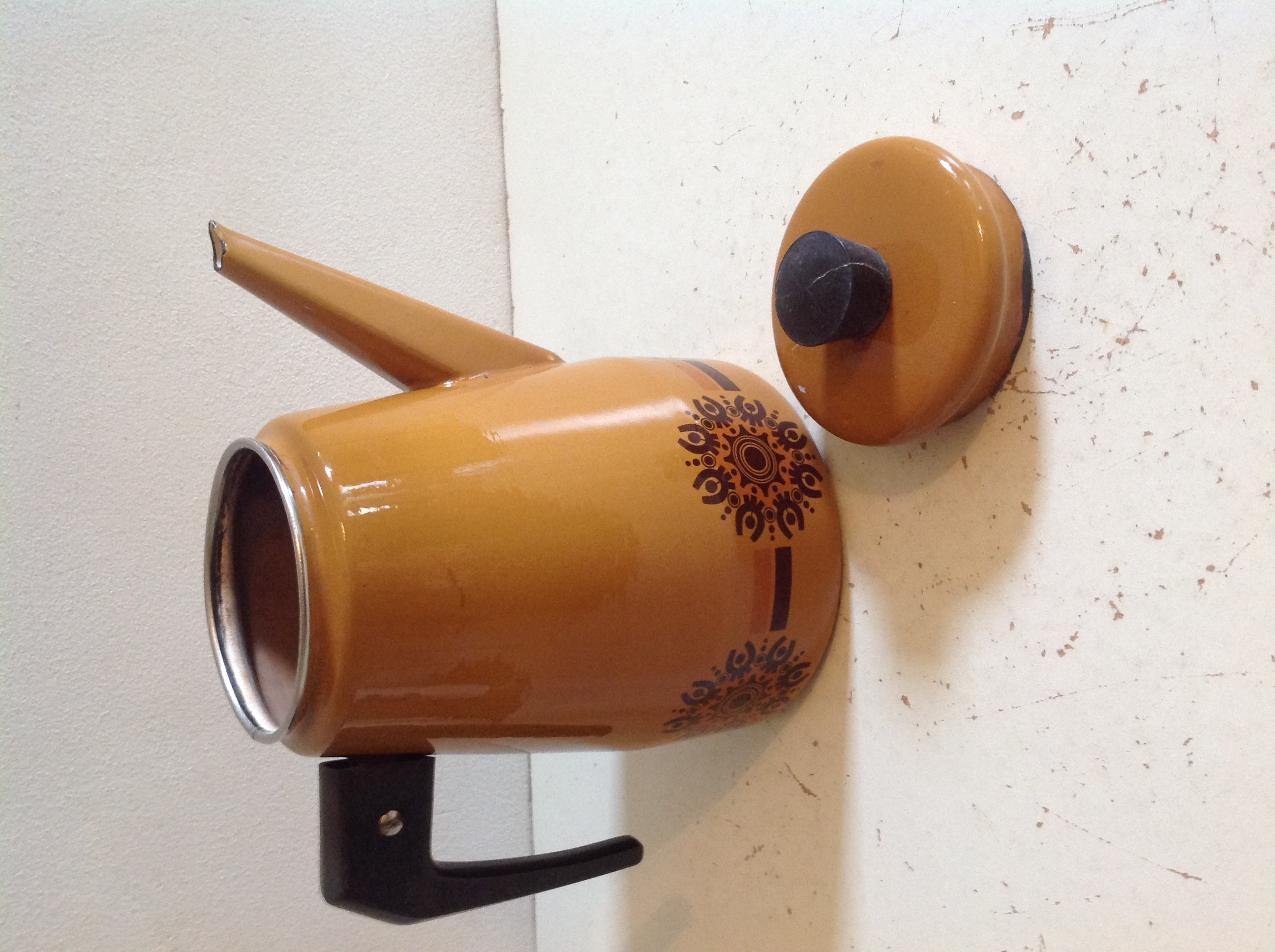 Koffiepot. Lichtbruin emaille.