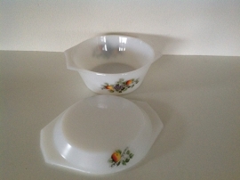 Arcopal. Ronde schaal met deksel. 19 cm