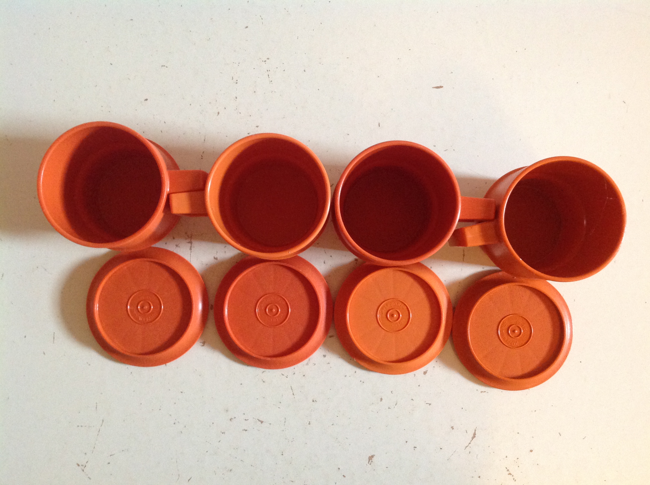 Kop en schotel/deksel. Oranje. Tupperware.