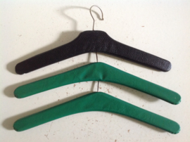 Kledinghangers. Studs. Groen.