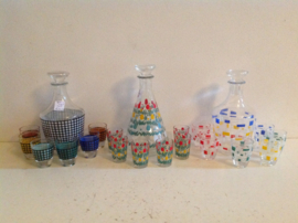 Borrelset. Glazen fles met 6 glazen. 60’s.