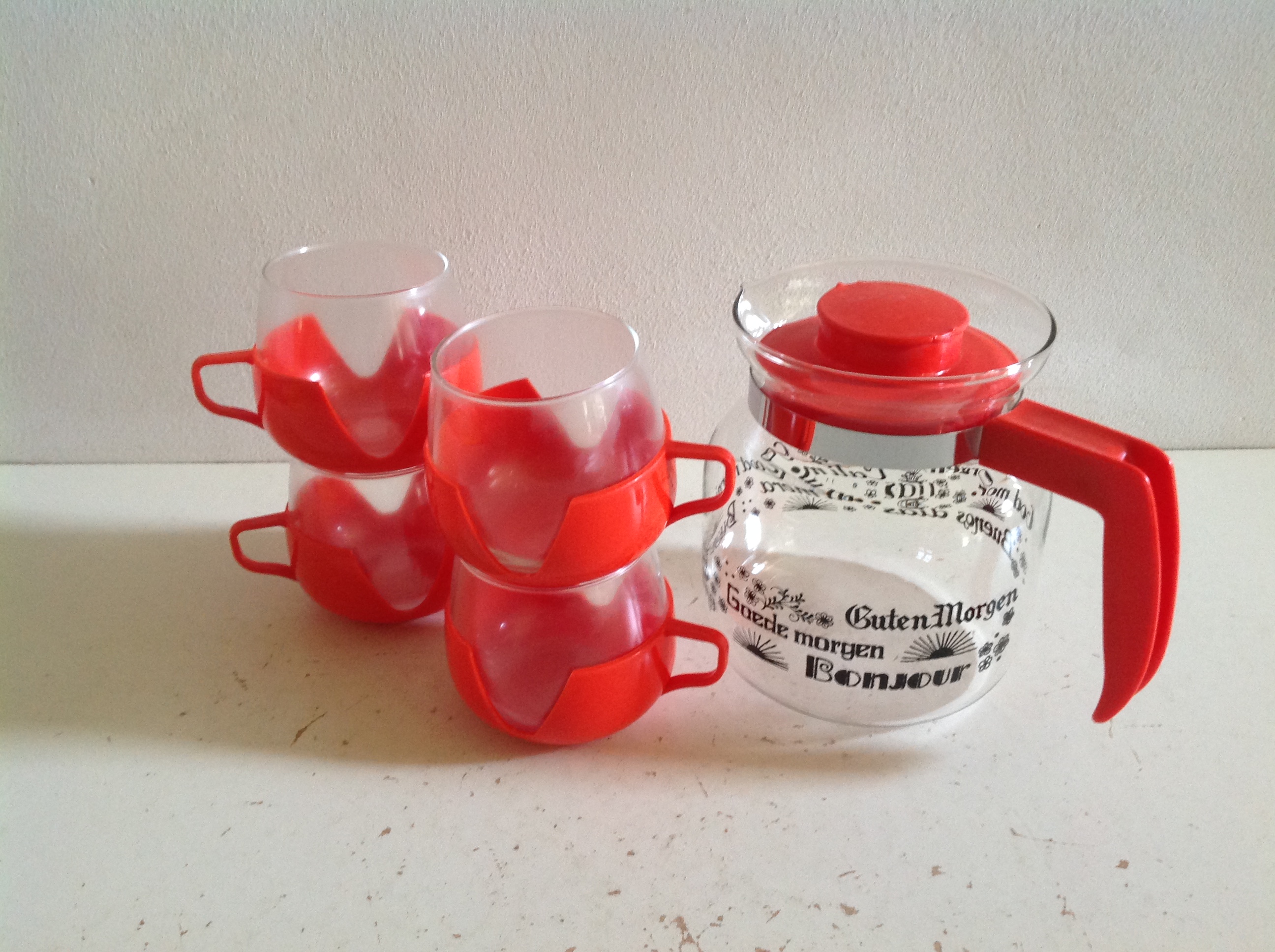 Set theeglazen, theepot en dienblad.