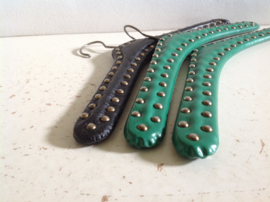 Kledinghangers. Studs. Groen.