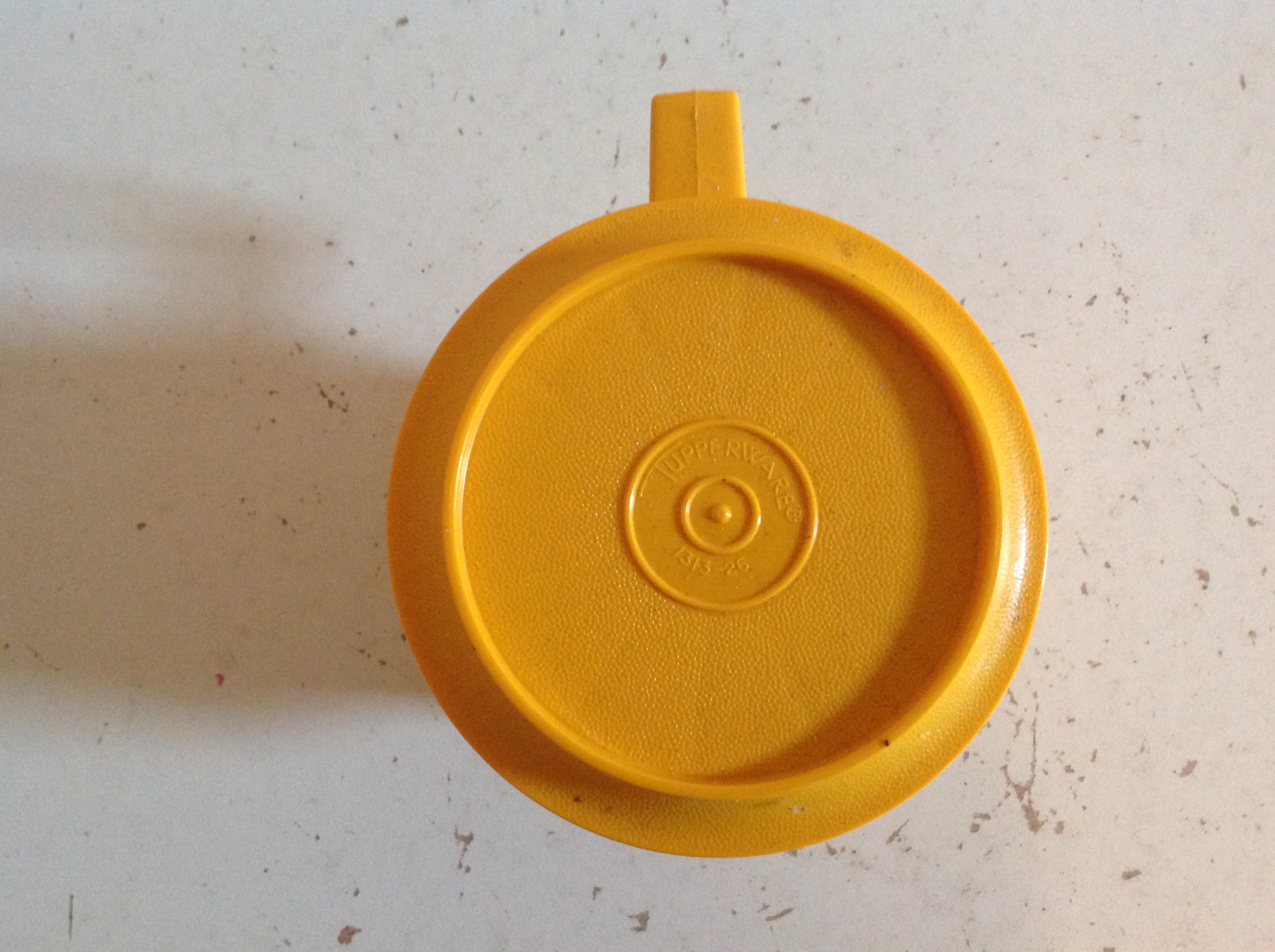 Kop en schotel/deksel. Okergeel. Tupperware.