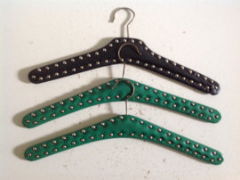 Kledinghangers. Studs. Groen.