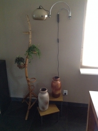 Rotan plantenslang met lamp, bijzettafeltjes en West Germany vazen.