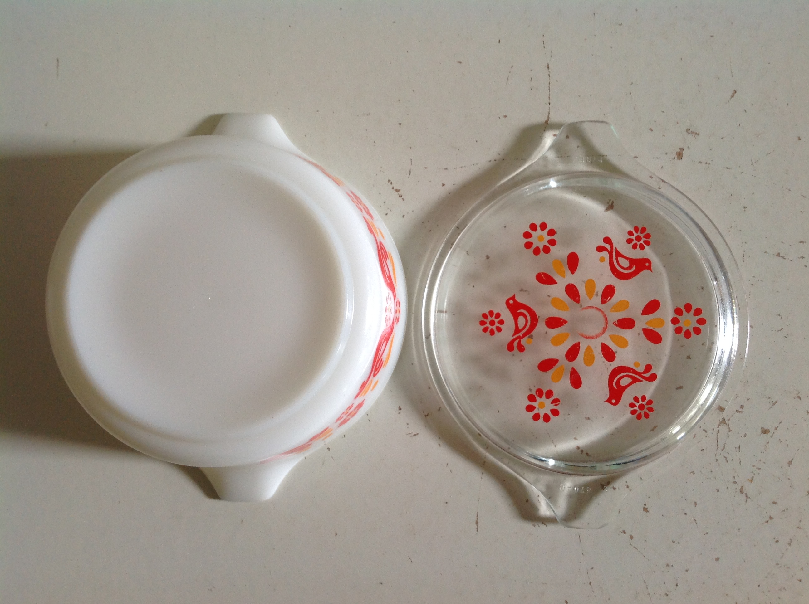 Schaal. Merk: Pyrex.