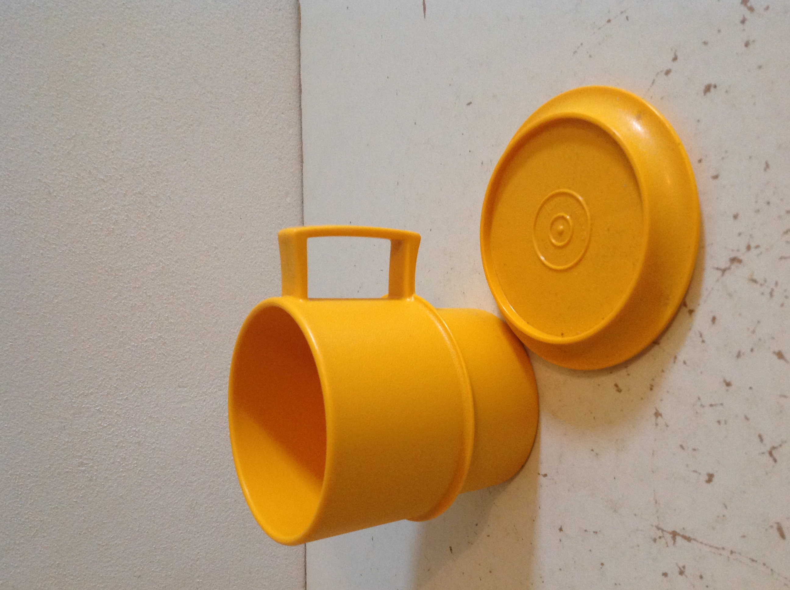Kop en schotel/deksel. Okergeel. Tupperware.