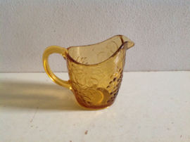 Melkkannetje. Rookglas.