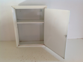 Badkamerkastje / medicijnkastje.