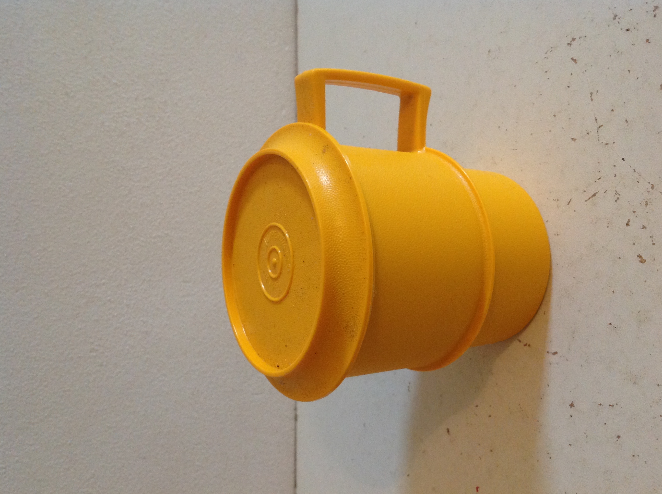 Kop en schotel/deksel. Okergeel. Tupperware.