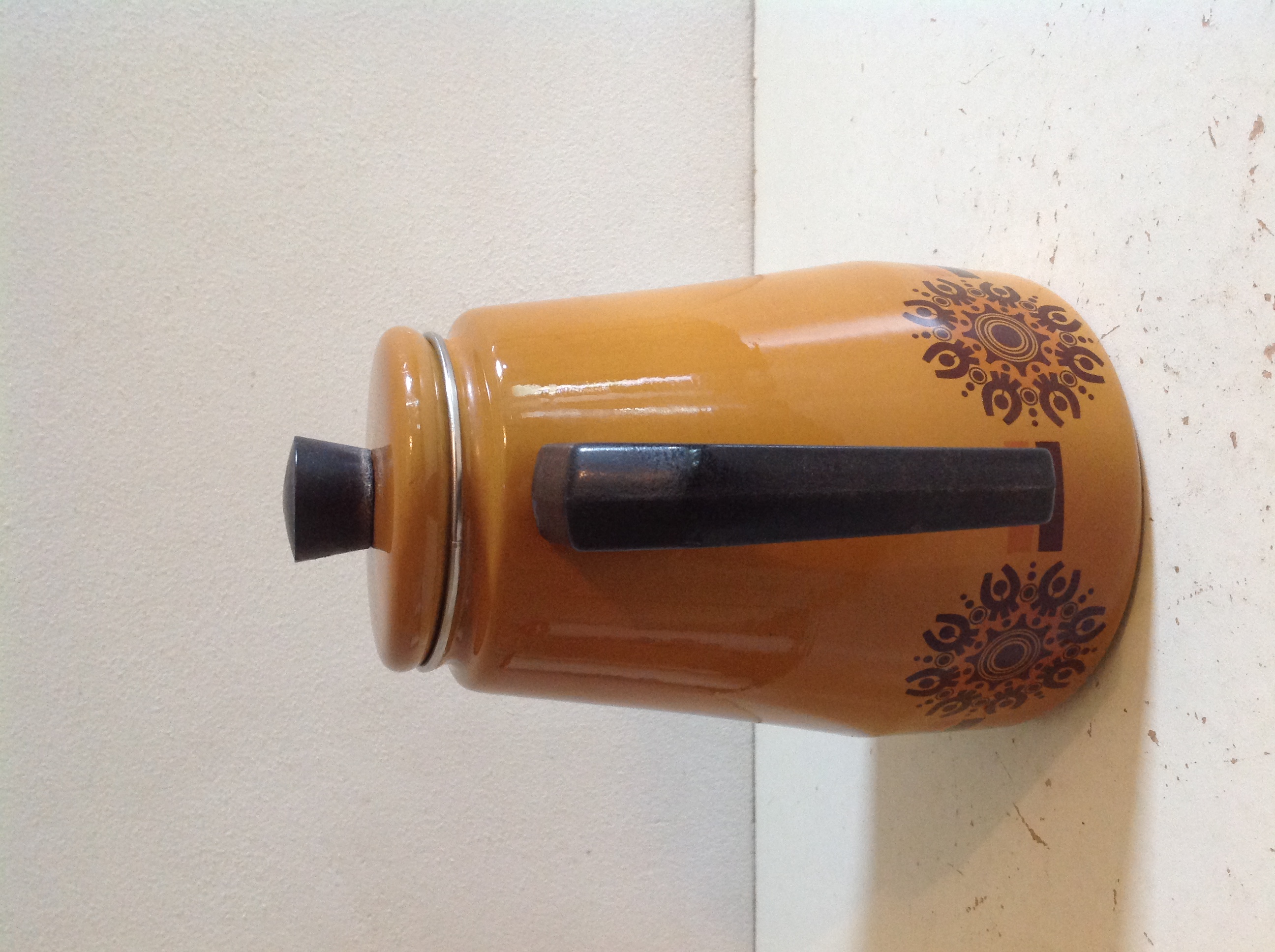 Koffiepot. Lichtbruin emaille.