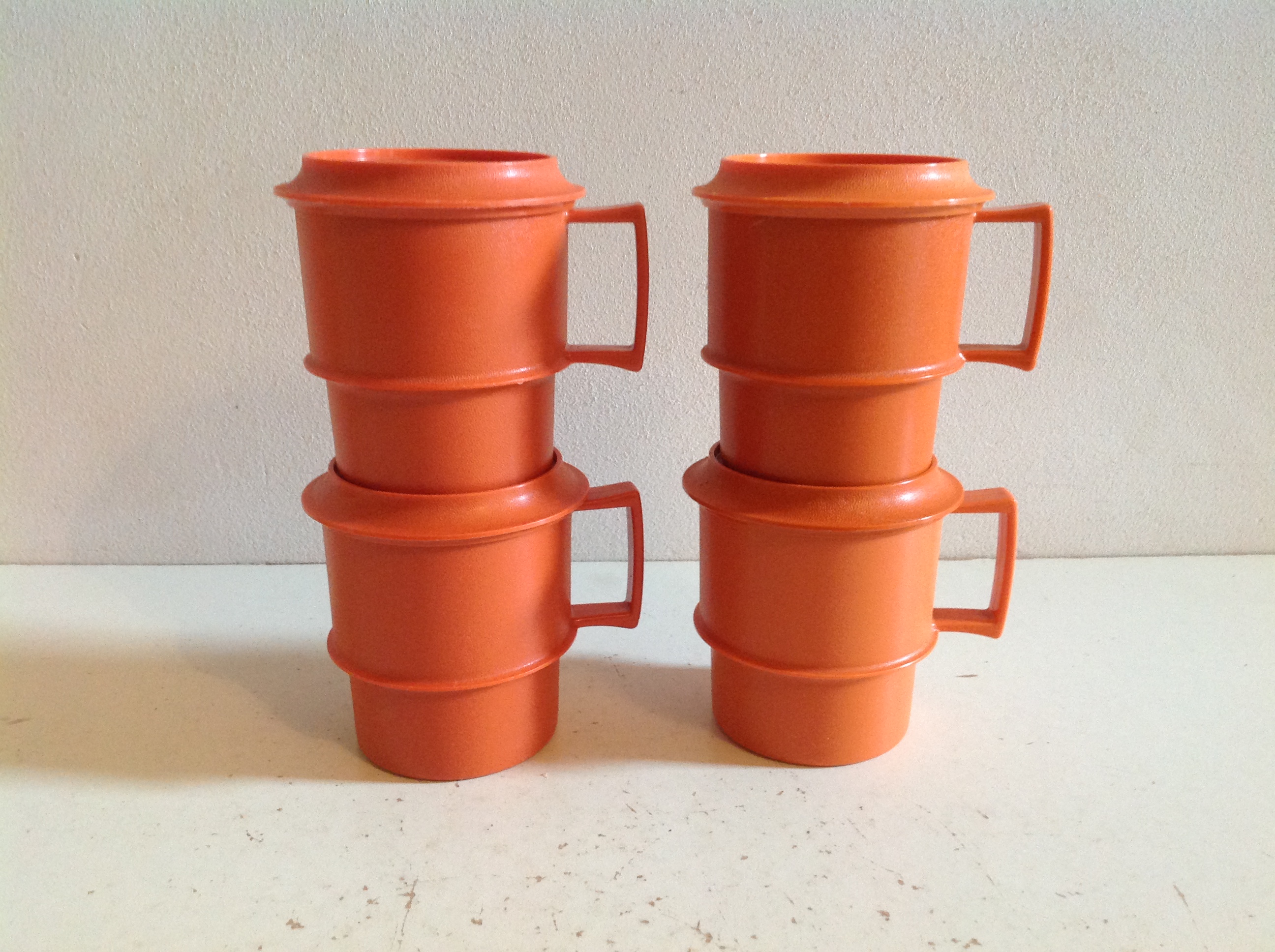 Kop en schotel/deksel. Oranje. Tupperware.