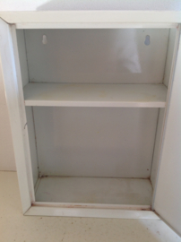 Badkamerkastje / medicijnkastje.