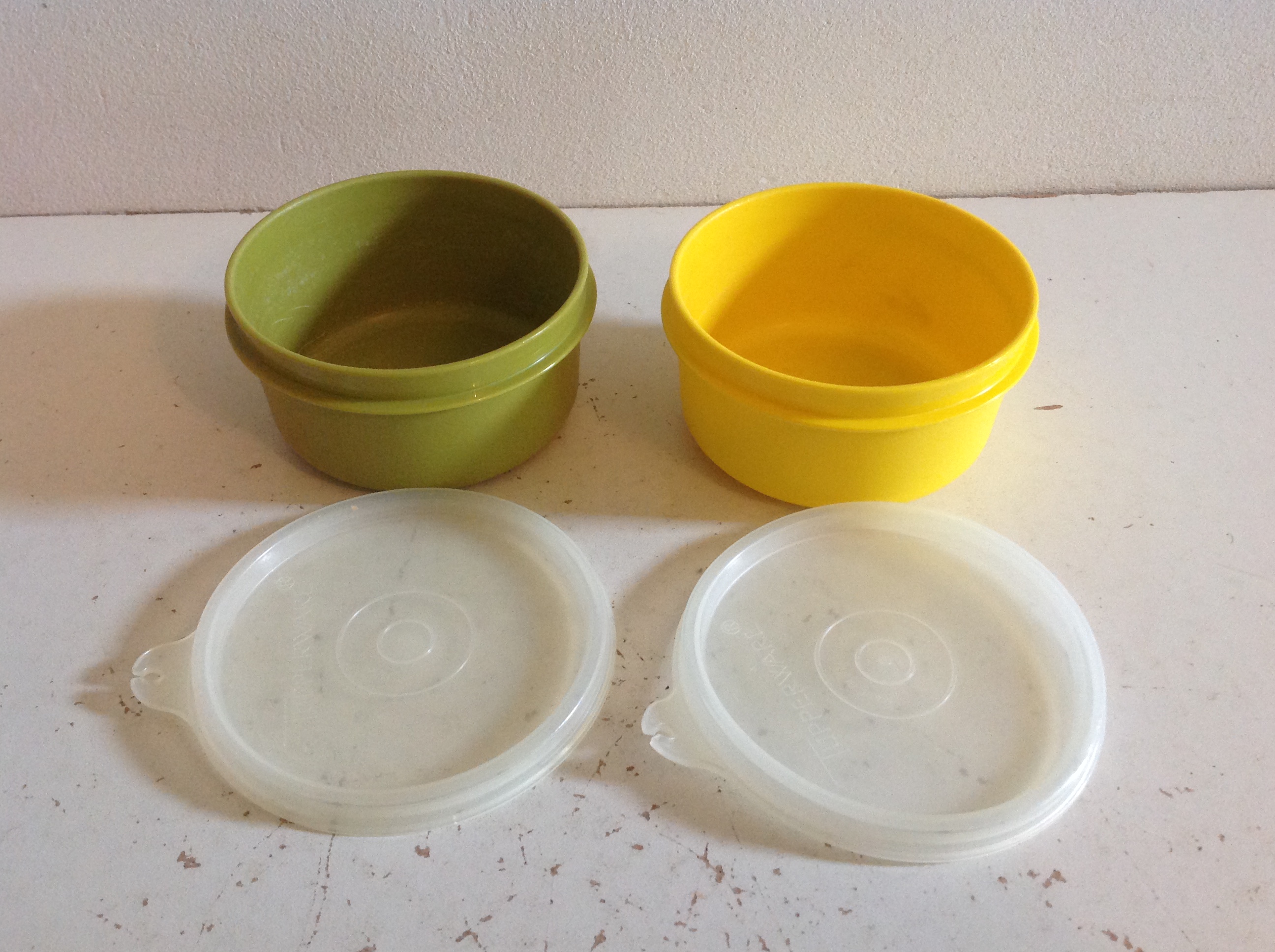 Tupperware bakje. Citroengeel.