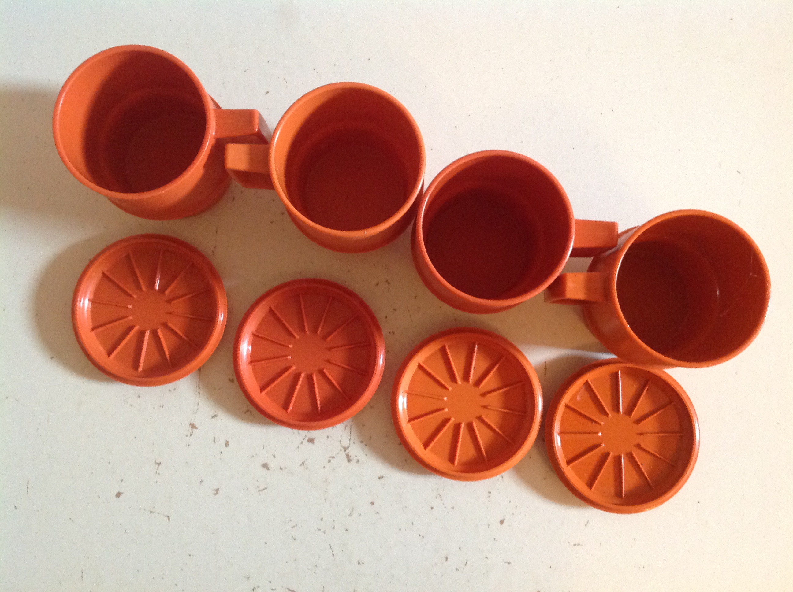 Kop en schotel/deksel. Oranje. Tupperware.