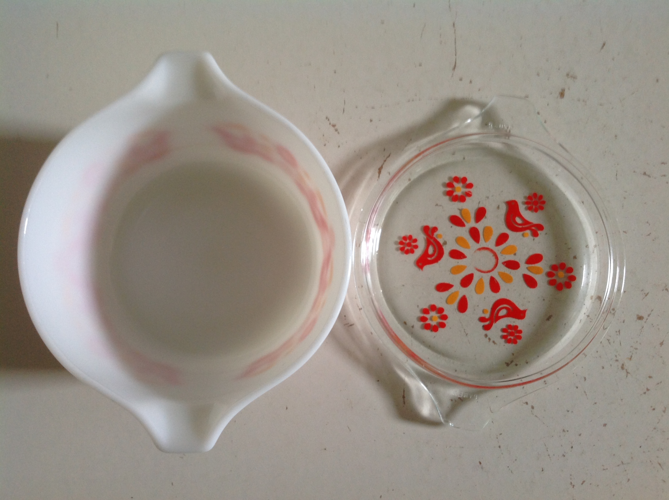 Schaal. Merk: Pyrex.