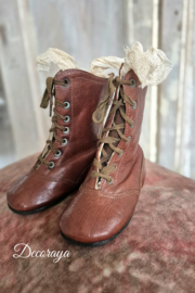 Oude kinderschoentjes/old child shoes