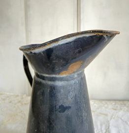 Zwarte geëmailleerd kan/enemal pitcher