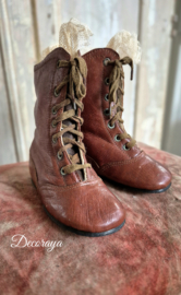 Oude kinderschoentjes/old child shoes