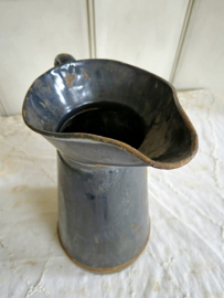 Zwarte geëmailleerd kan/enemal pitcher