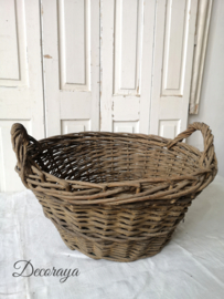 Oude mand met hengsels /old French basket