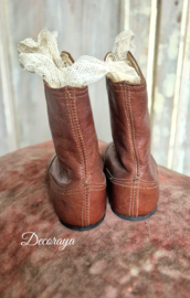 Oude kinderschoentjes/old child shoes