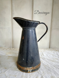 Zwarte geëmailleerd kan/enemal pitcher