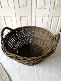 Oude mand met hengsels /old French basket