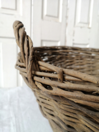 Oude mand met hengsels /old French basket