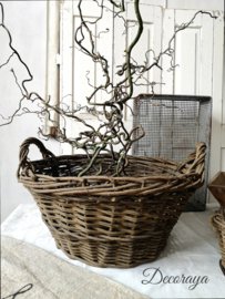 Oude mand met hengsels /old French basket