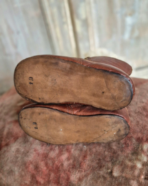 Oude kinderschoentjes/old child shoes