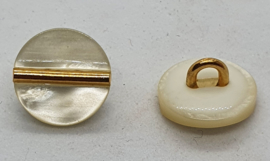 Witte Parelmoer Knoop met goud streepje 12 mm