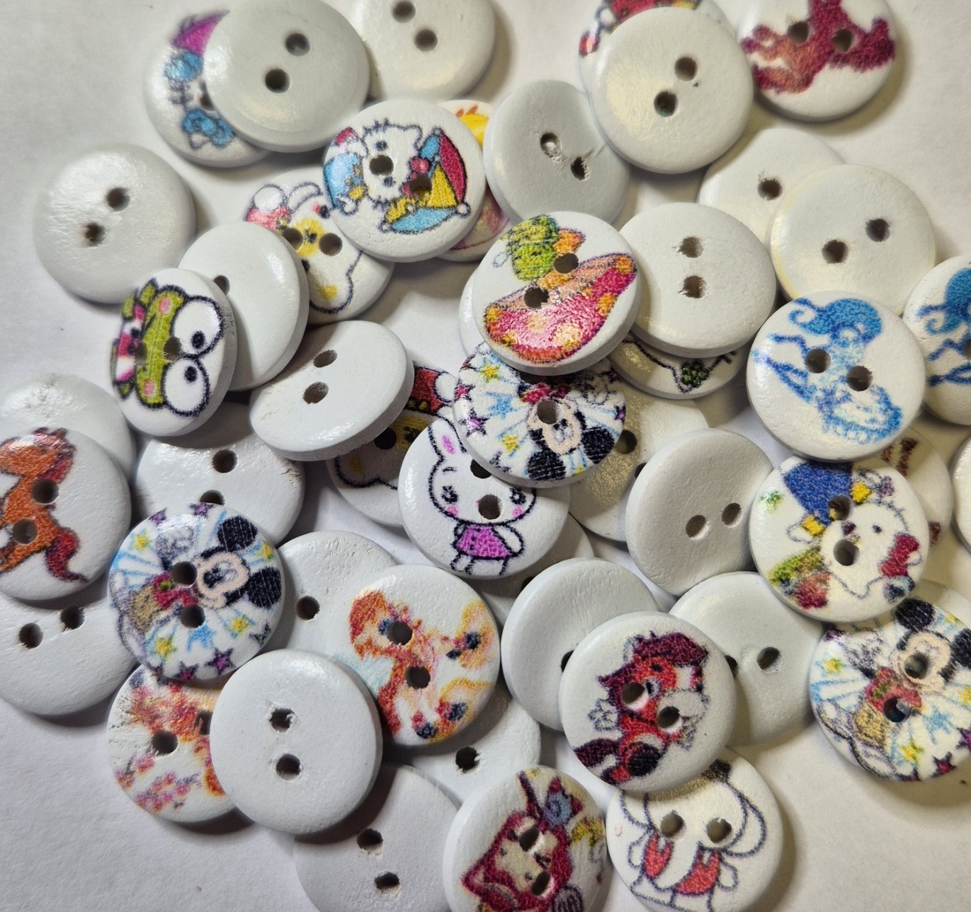 Mix van 50 Cartoon Knopen 15mm