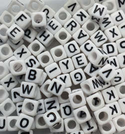 Mix van 100 Witte Vierkante Letter Kralen 6mm